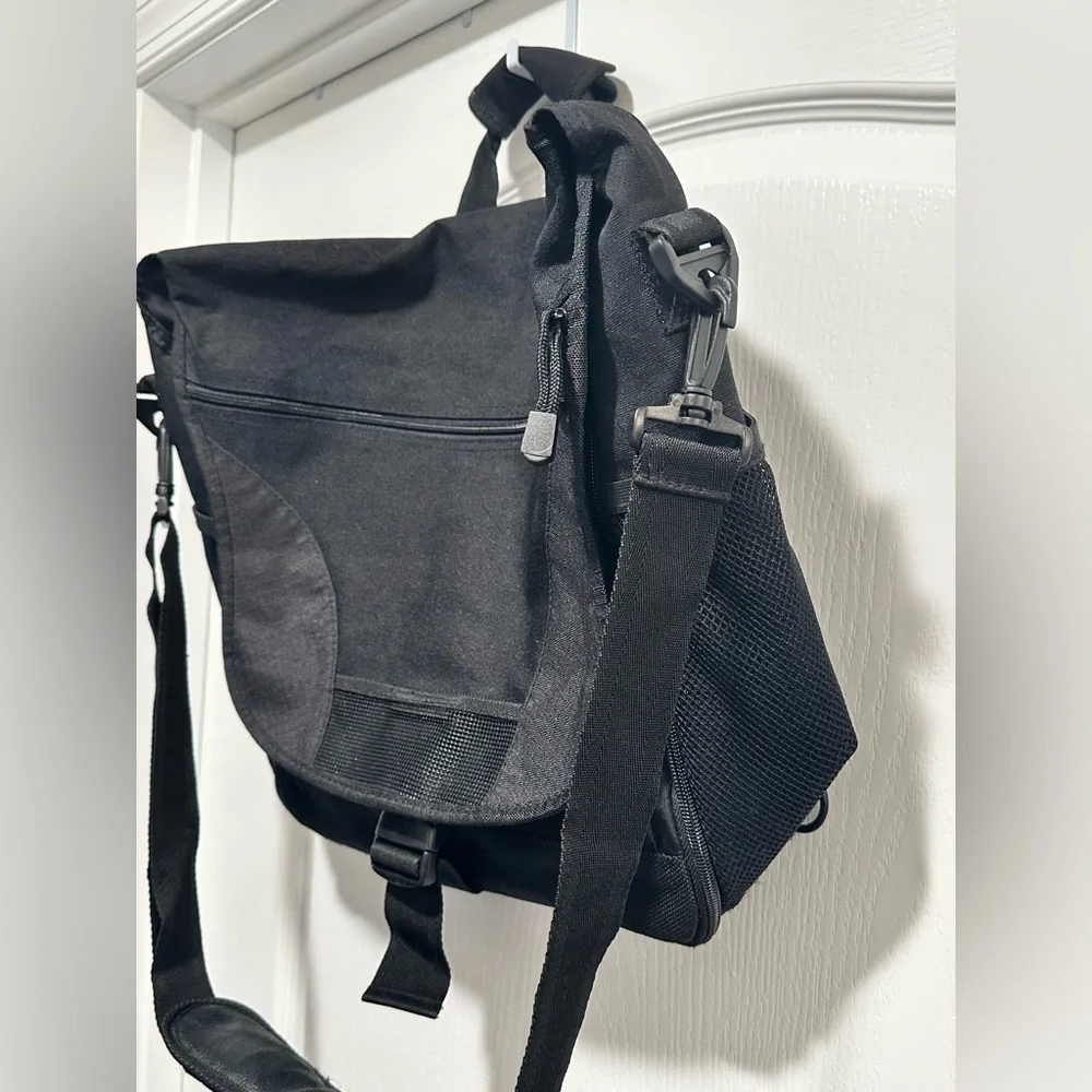 Piper Gear Black Messenger / Laptop Bag, Easily Fits 15